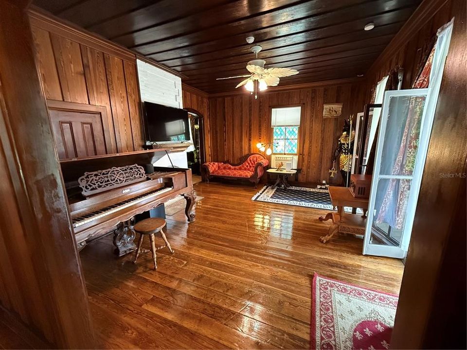 For Sale: $349,900 (4 beds, 2 baths, 1428 Square Feet)