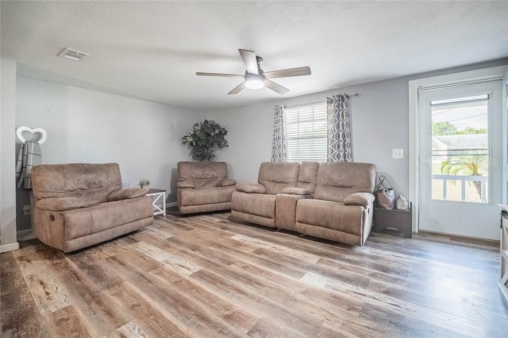 For Sale: $298,000 (5 beds, 3 baths, 1632 Square Feet)