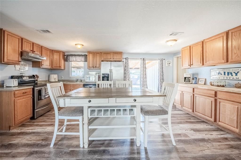 For Sale: $298,000 (5 beds, 3 baths, 1632 Square Feet)