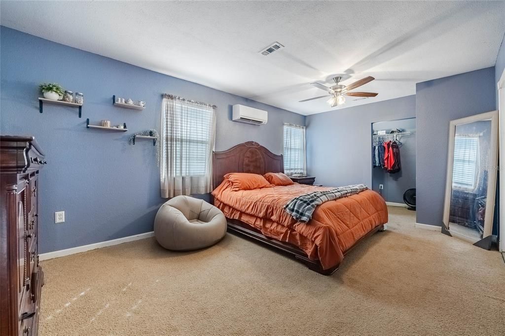 For Sale: $298,000 (5 beds, 3 baths, 1632 Square Feet)