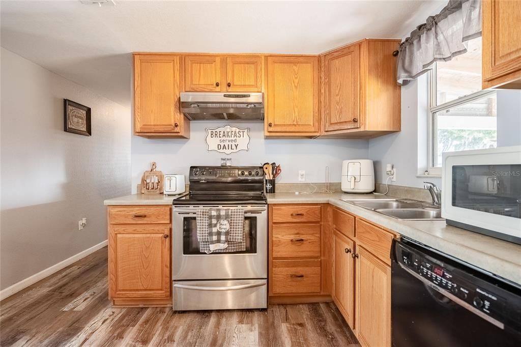 For Sale: $298,000 (5 beds, 3 baths, 1632 Square Feet)