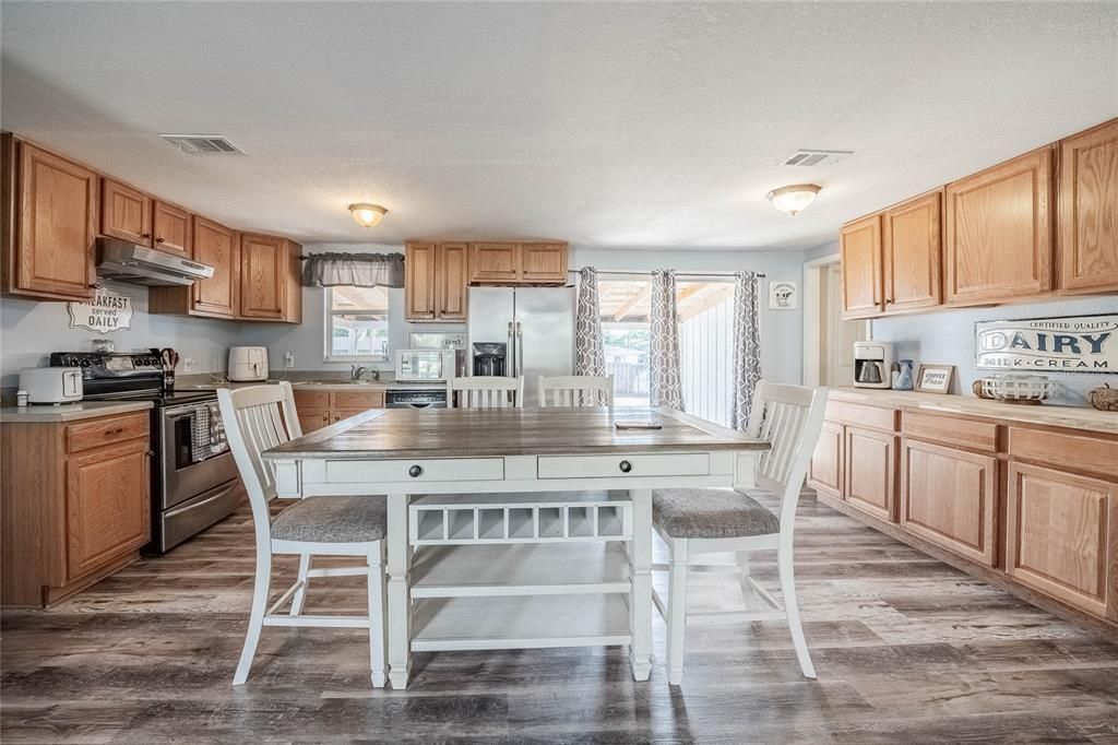 For Sale: $298,000 (5 beds, 3 baths, 1632 Square Feet)