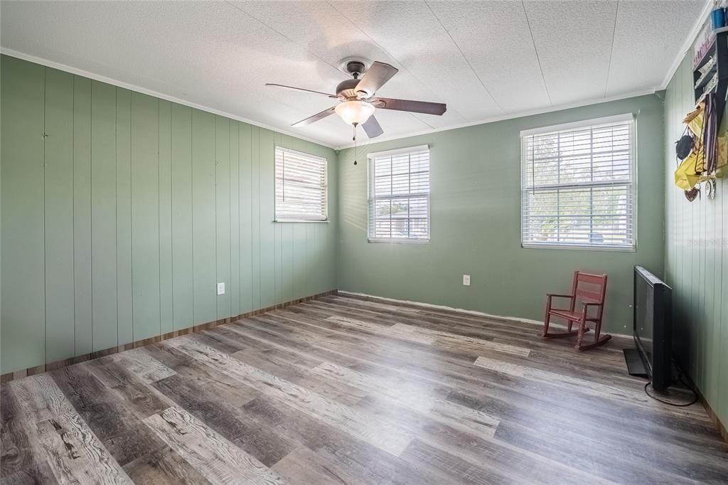 For Sale: $298,000 (5 beds, 3 baths, 1632 Square Feet)