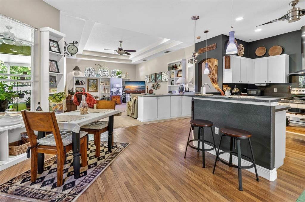 En Venta: $405,000 (4 camas, 2 baños, 2550 Pies cuadrados)