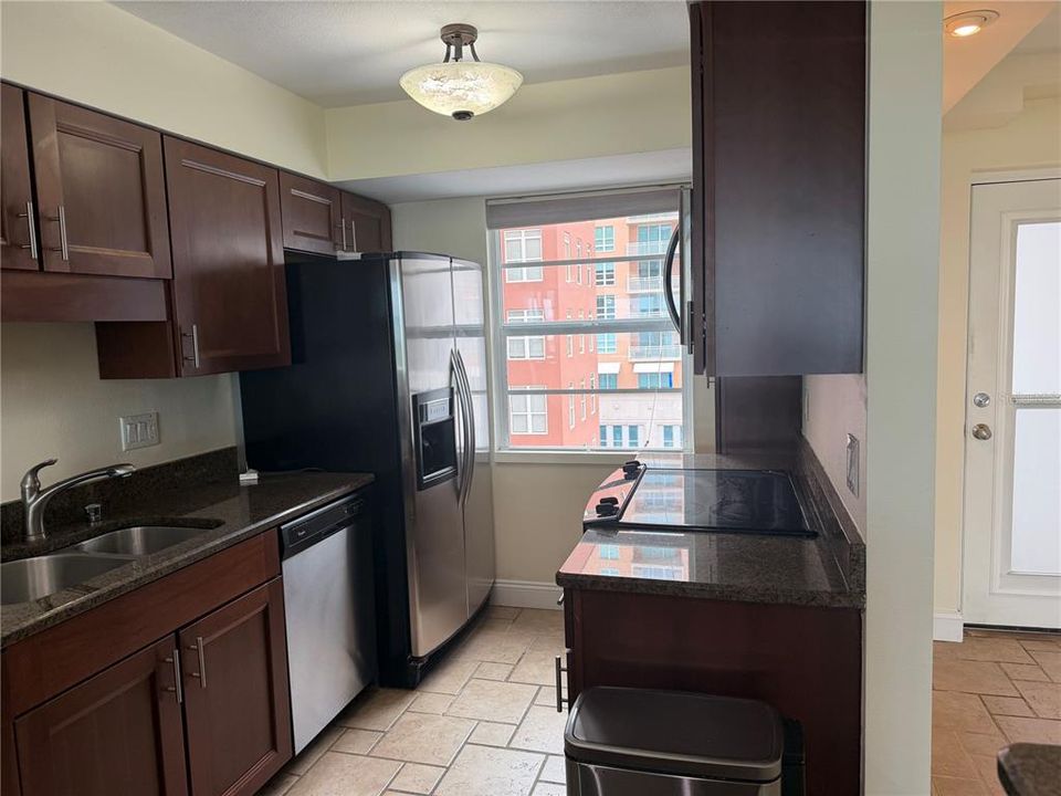 For Rent: $3,000 (2 beds, 2 baths, 1055 Square Feet)