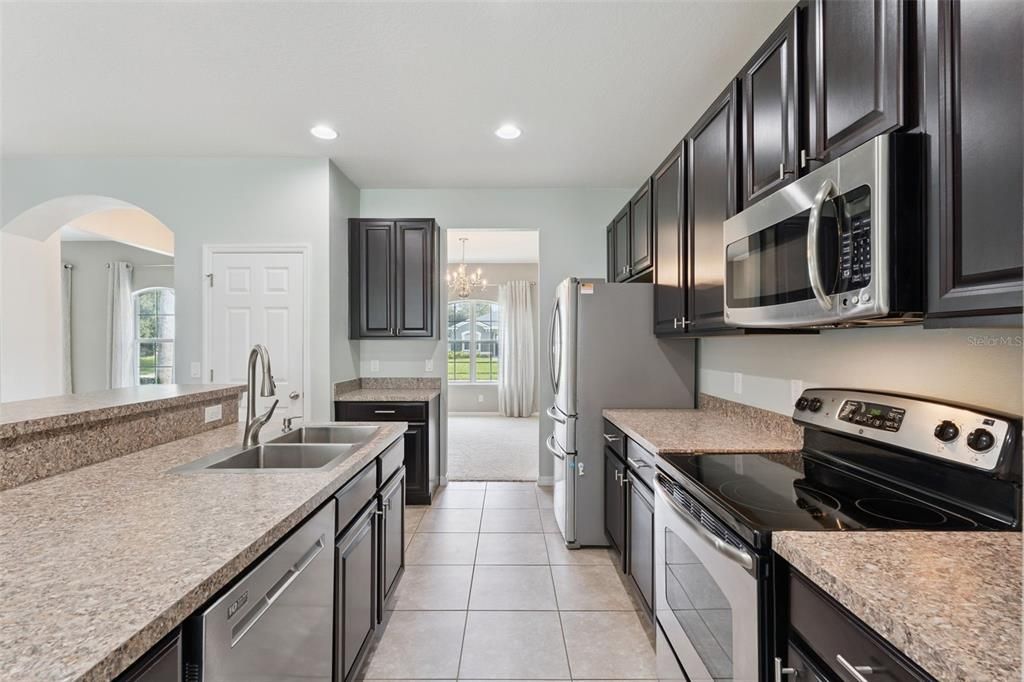 Activo con contrato: $545,000 (3 camas, 2 baños, 2210 Pies cuadrados)