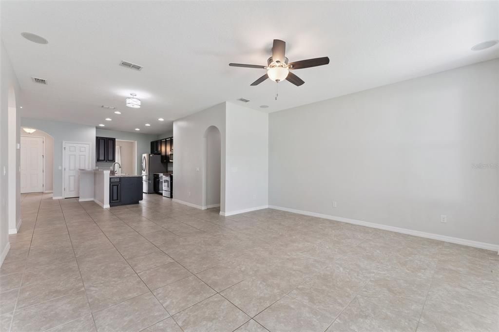 Activo con contrato: $545,000 (3 camas, 2 baños, 2210 Pies cuadrados)