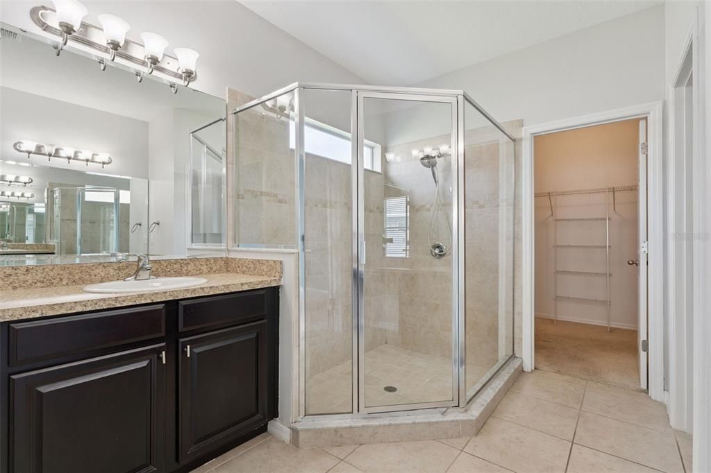 Activo con contrato: $545,000 (3 camas, 2 baños, 2210 Pies cuadrados)