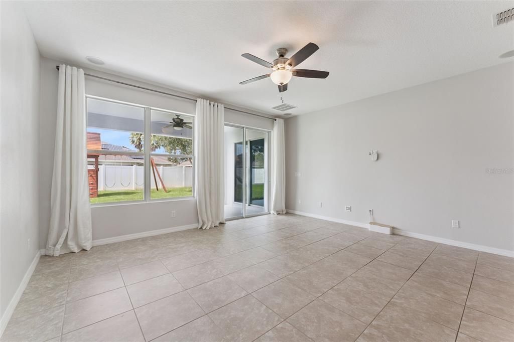 Activo con contrato: $545,000 (3 camas, 2 baños, 2210 Pies cuadrados)