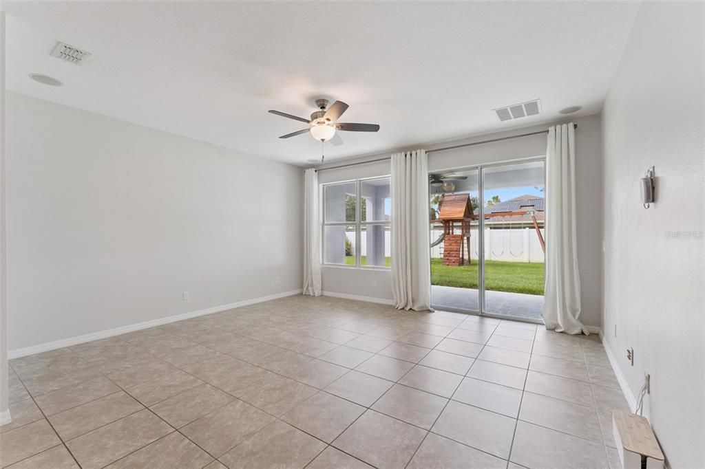 Activo con contrato: $545,000 (3 camas, 2 baños, 2210 Pies cuadrados)
