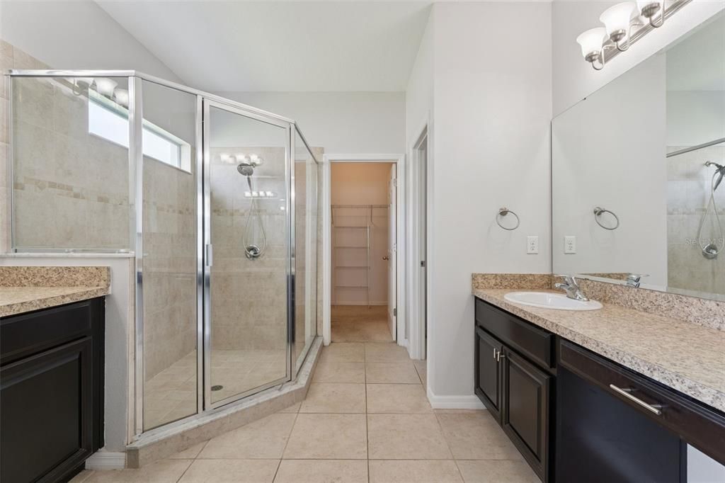 Activo con contrato: $545,000 (3 camas, 2 baños, 2210 Pies cuadrados)