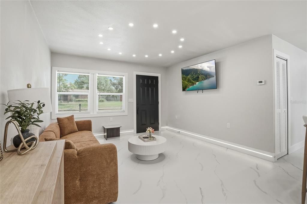 合同活跃: $419,900 (4 贝兹, 3 浴室, 1634 平方英尺)