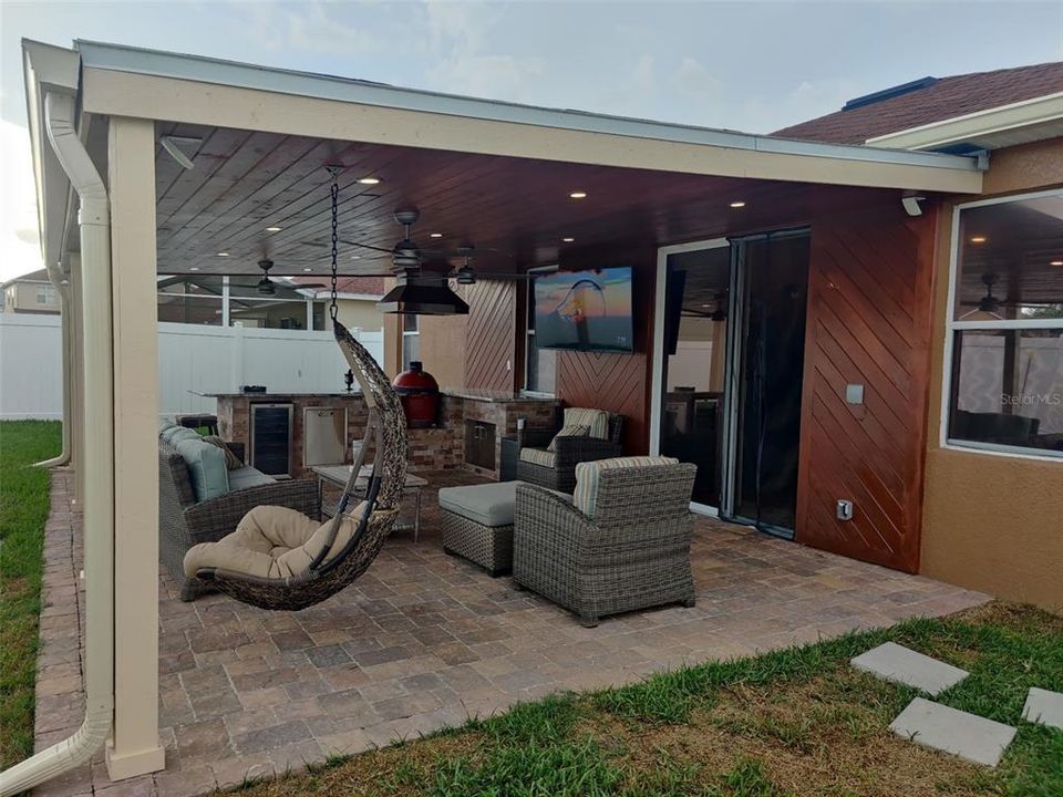 For Rent: $2,325 (3 beds, 2 baths, 1716 Square Feet)