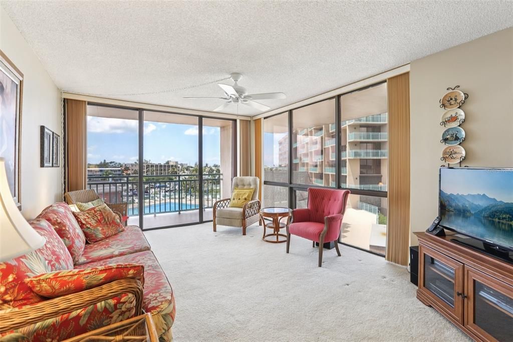 For Sale: $300,000 (2 beds, 2 baths, 1175 Square Feet)