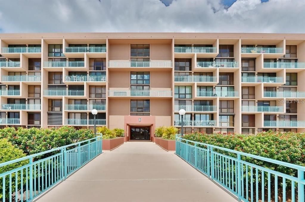 For Sale: $300,000 (2 beds, 2 baths, 1175 Square Feet)