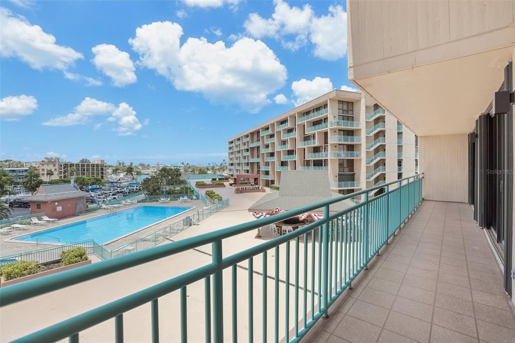 For Sale: $300,000 (2 beds, 2 baths, 1175 Square Feet)
