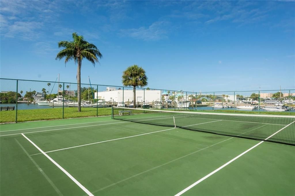 For Sale: $300,000 (2 beds, 2 baths, 1175 Square Feet)