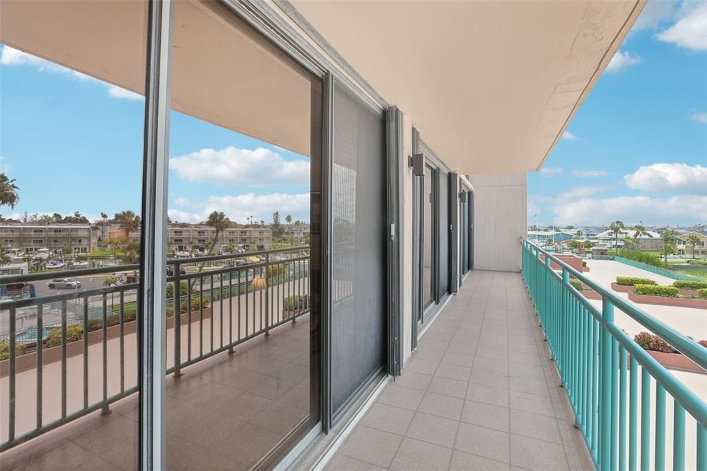 For Sale: $300,000 (2 beds, 2 baths, 1175 Square Feet)