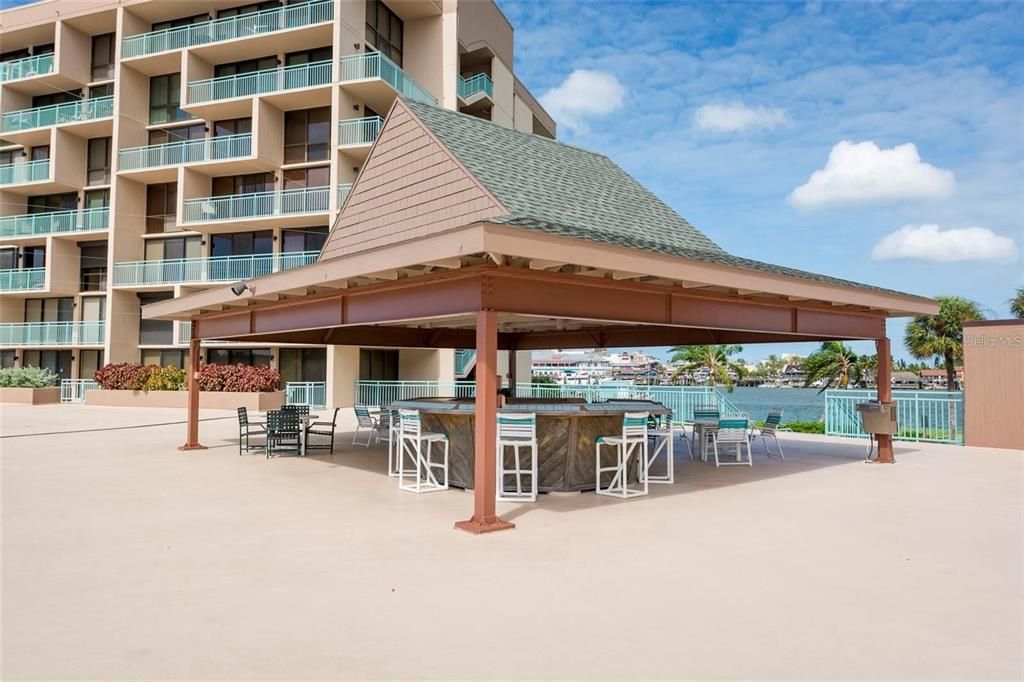 For Sale: $300,000 (2 beds, 2 baths, 1175 Square Feet)