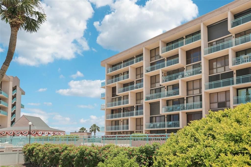 For Sale: $300,000 (2 beds, 2 baths, 1175 Square Feet)