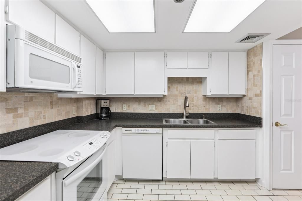 For Sale: $300,000 (2 beds, 2 baths, 1175 Square Feet)