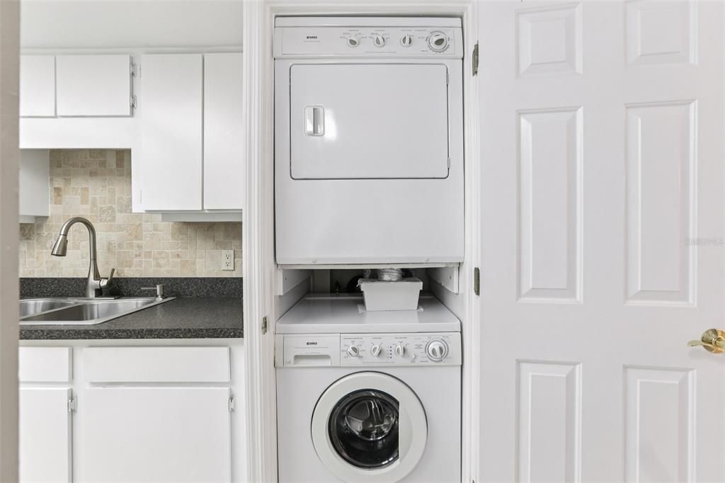 For Sale: $300,000 (2 beds, 2 baths, 1175 Square Feet)
