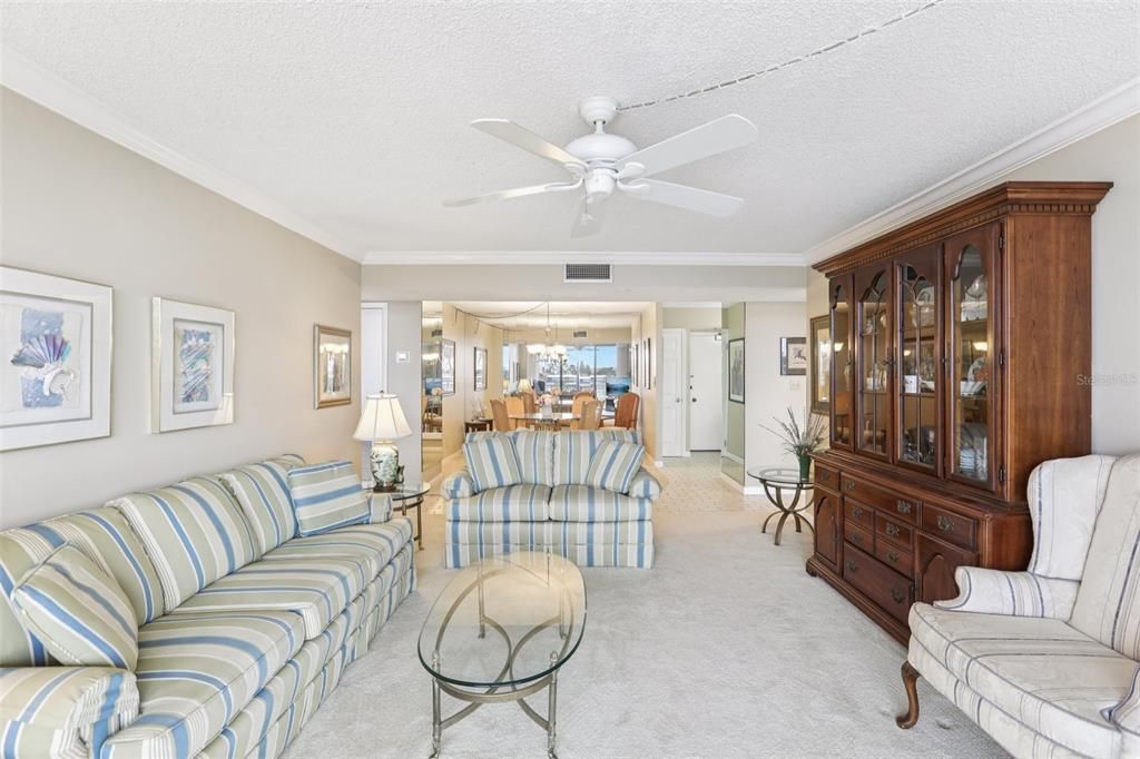 For Sale: $300,000 (2 beds, 2 baths, 1175 Square Feet)