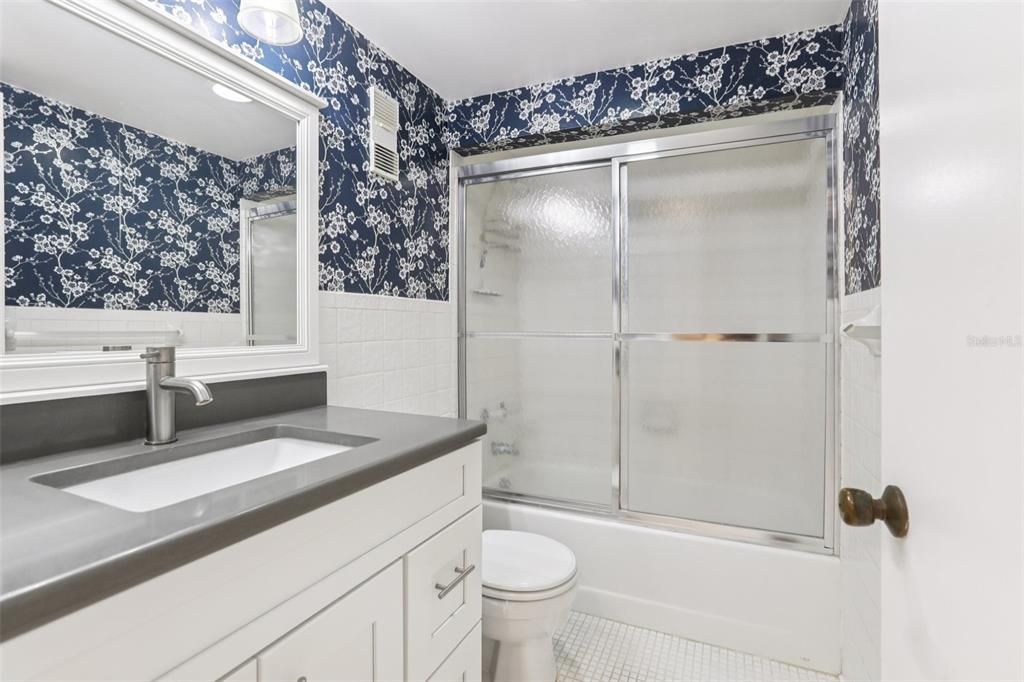 For Sale: $300,000 (2 beds, 2 baths, 1175 Square Feet)