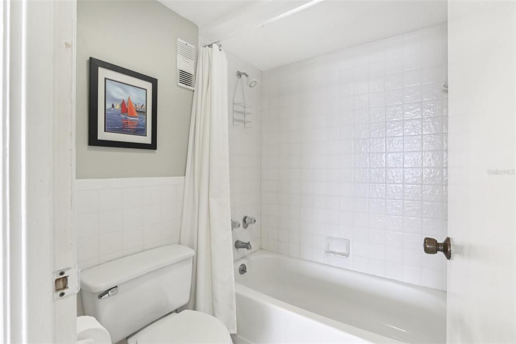 For Sale: $300,000 (2 beds, 2 baths, 1175 Square Feet)