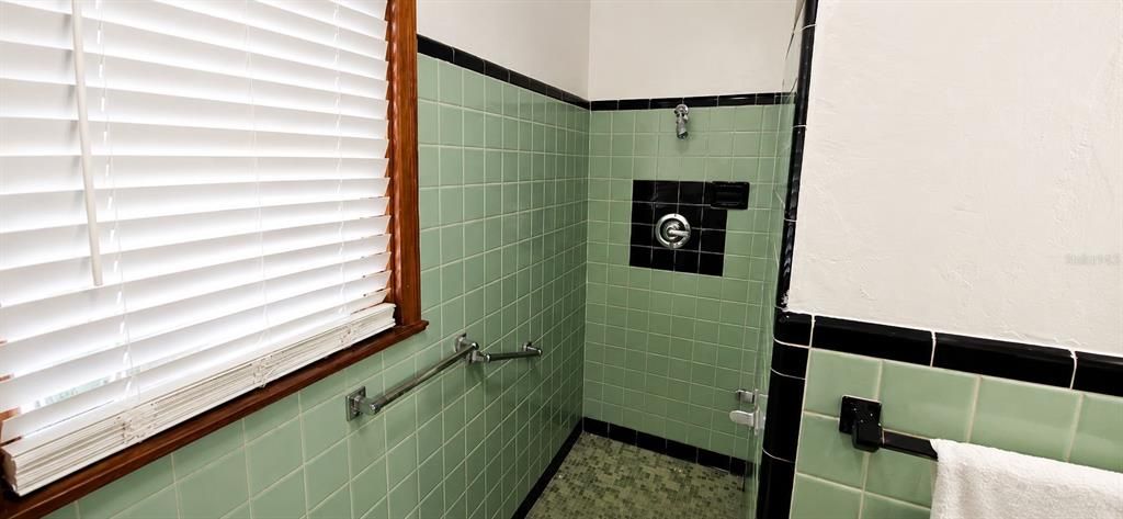 En Venta: $449,900 (4 camas, 3 baños, 2201 Pies cuadrados)