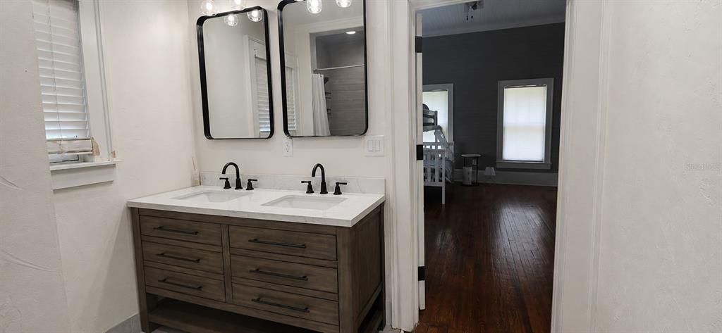 En Venta: $449,900 (4 camas, 3 baños, 2201 Pies cuadrados)