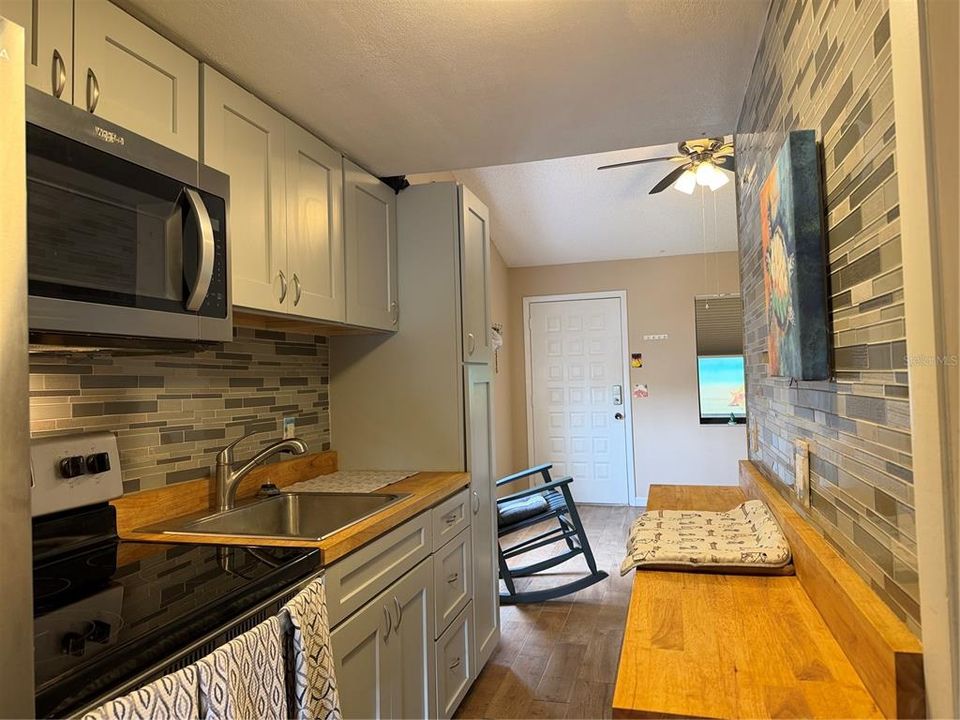 Active With Contract: $130,000 (1 beds, 1 baths, 456 Square Feet)