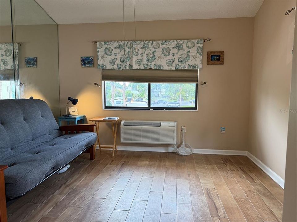 Active With Contract: $130,000 (1 beds, 1 baths, 456 Square Feet)