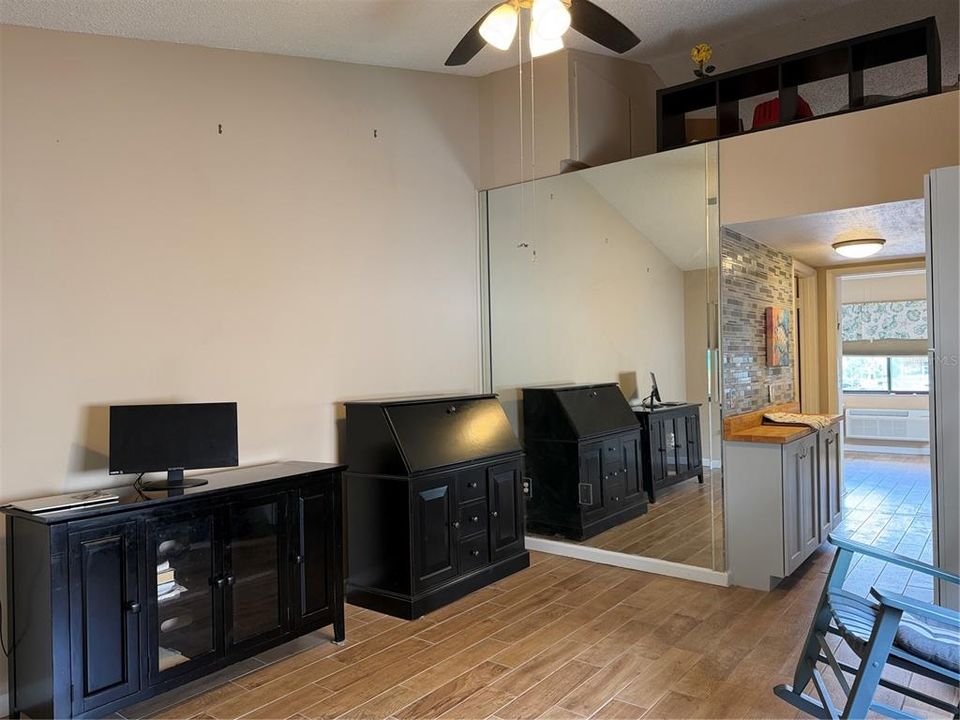 Active With Contract: $130,000 (1 beds, 1 baths, 456 Square Feet)