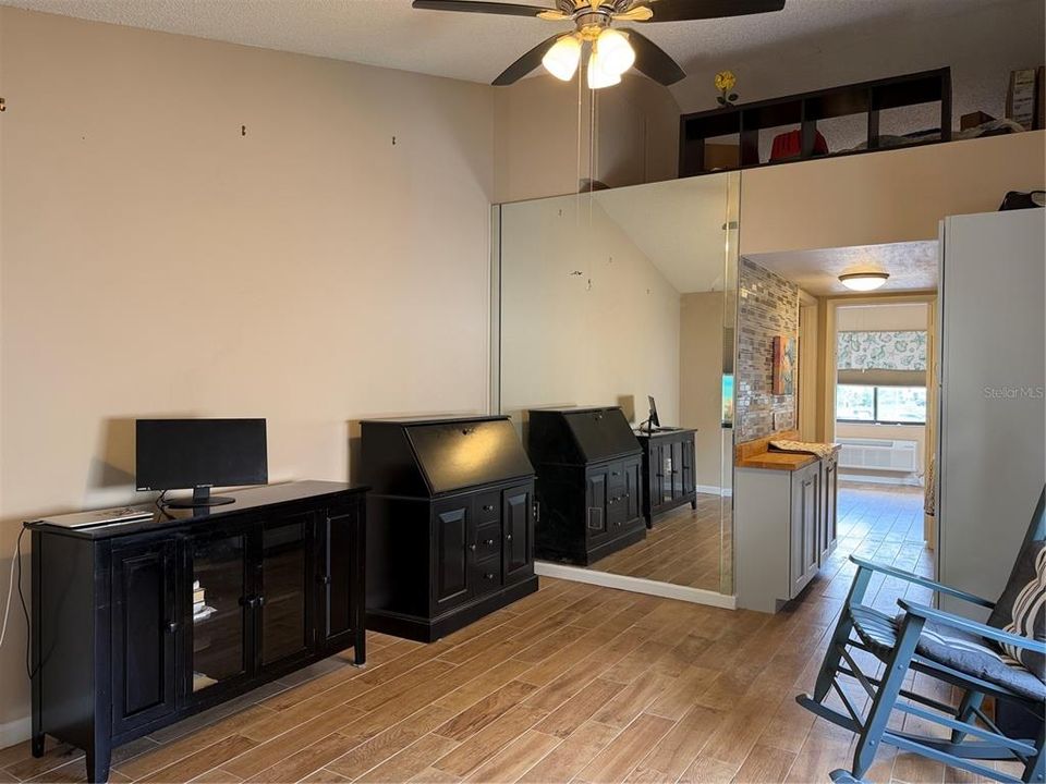Active With Contract: $130,000 (1 beds, 1 baths, 456 Square Feet)