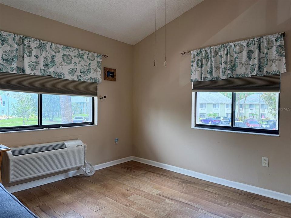 Active With Contract: $130,000 (1 beds, 1 baths, 456 Square Feet)