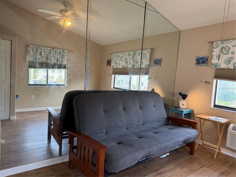 Active With Contract: $130,000 (1 beds, 1 baths, 456 Square Feet)
