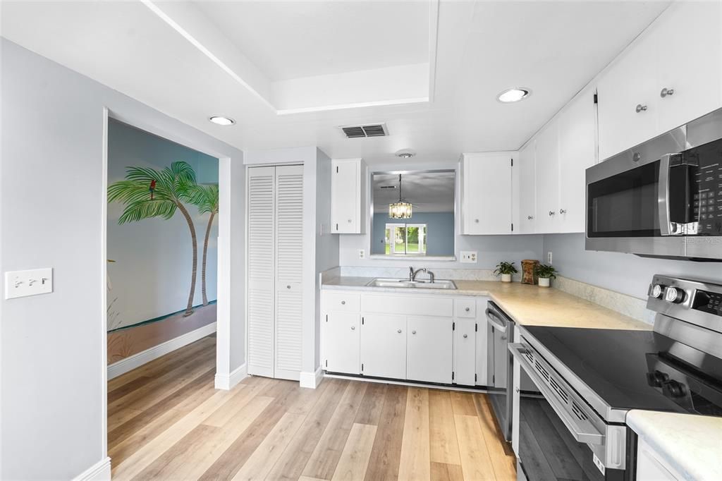 For Sale: $269,000 (2 beds, 2 baths, 1230 Square Feet)