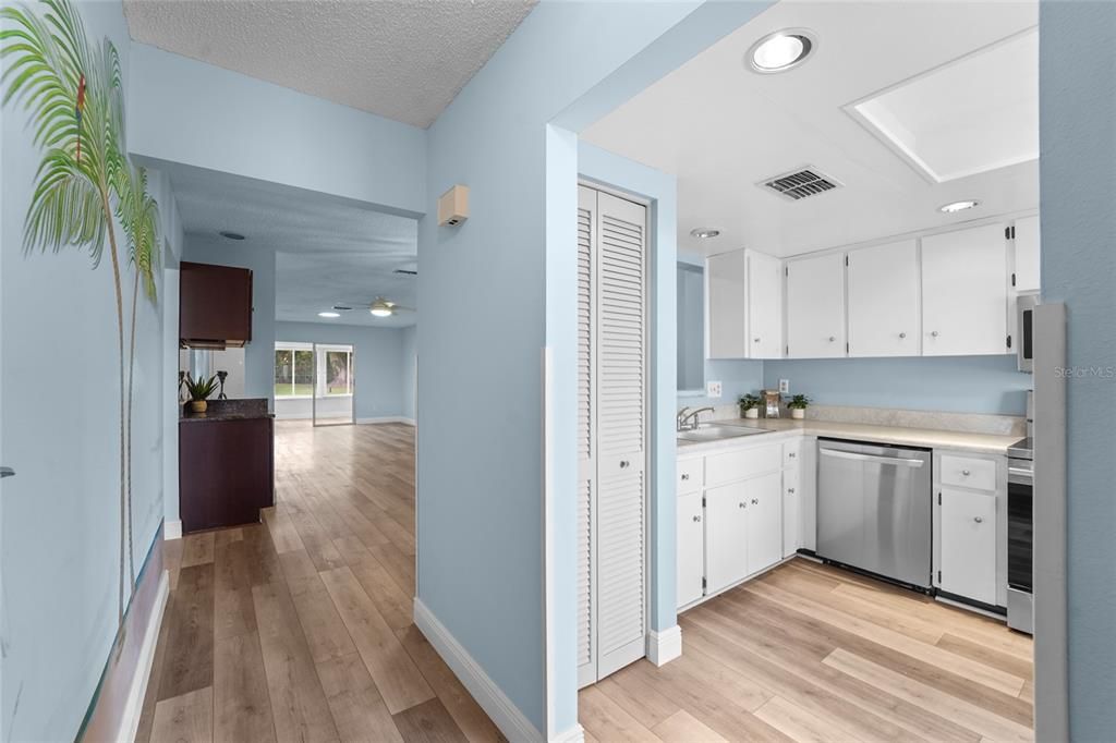 For Sale: $269,000 (2 beds, 2 baths, 1230 Square Feet)