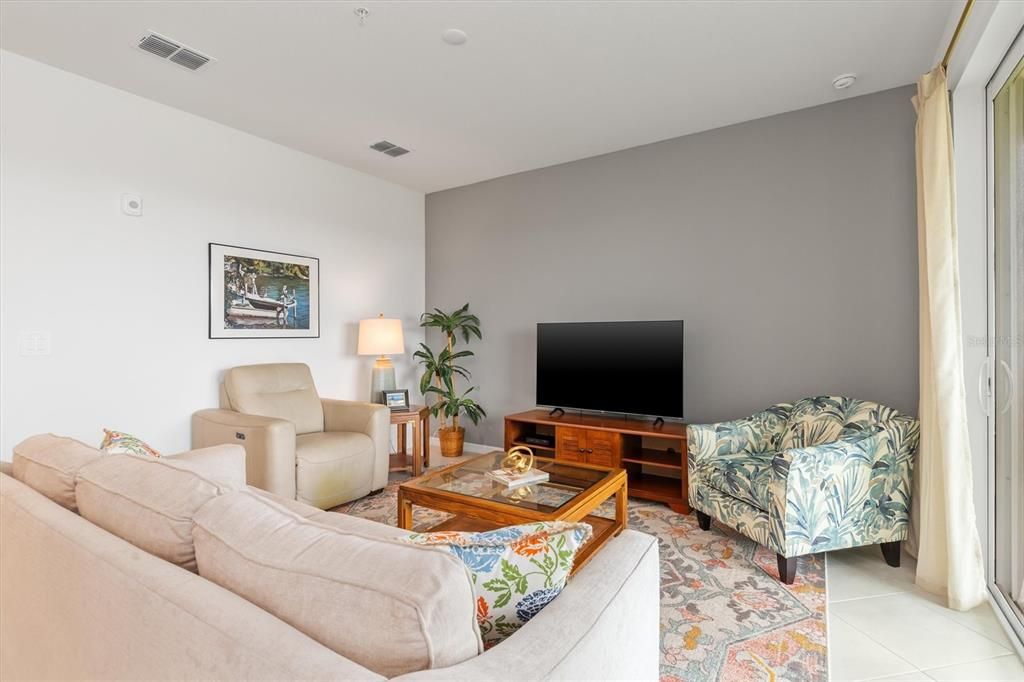 For Sale: $349,000 (2 beds, 2 baths, 1149 Square Feet)