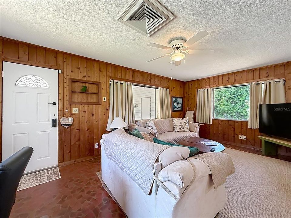 For Sale: $375,000 (3 beds, 2 baths, 1716 Square Feet)