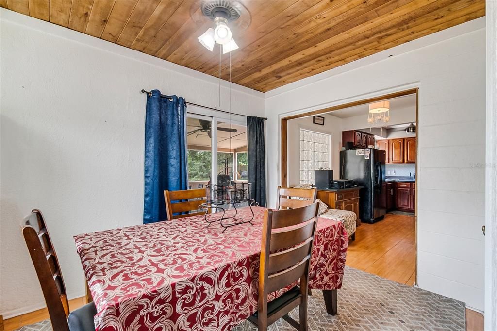 For Sale: $300,000 (3 beds, 1 baths, 1008 Square Feet)