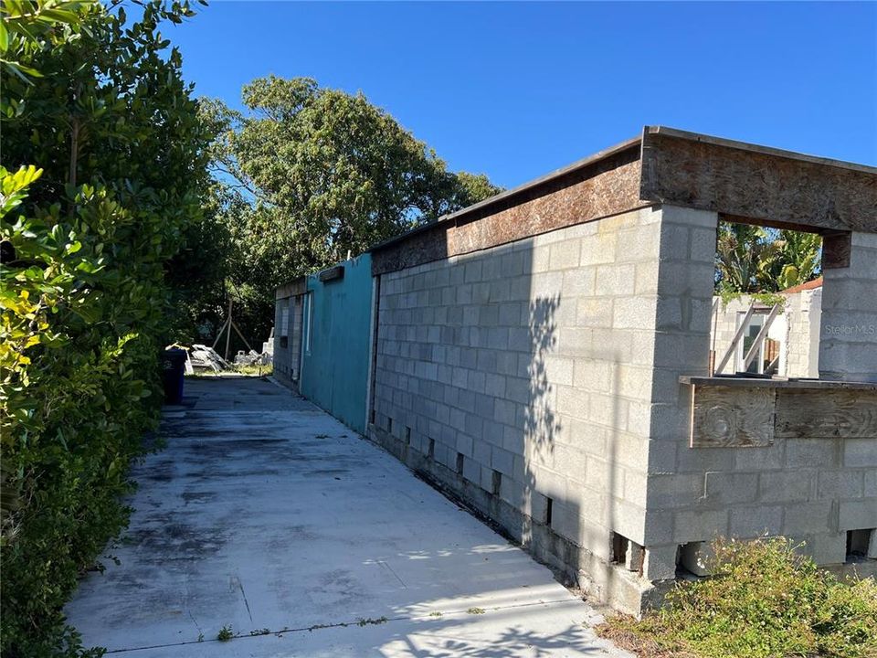 На продажу: $659,999 (0.16 acres)