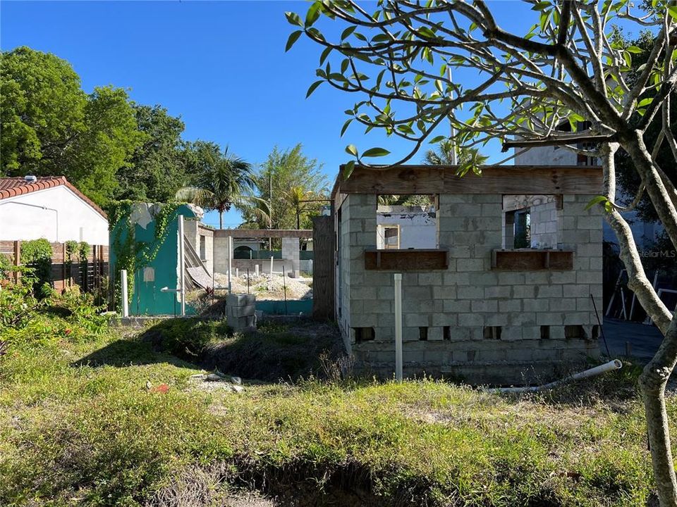 На продажу: $659,999 (0.16 acres)