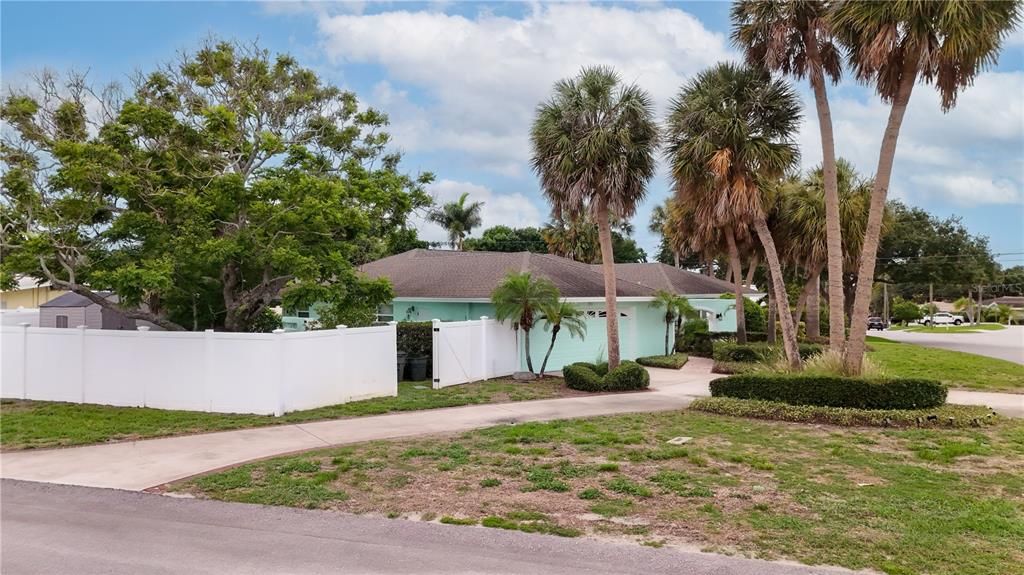 For Sale: $699,000 (3 beds, 2 baths, 2190 Square Feet)