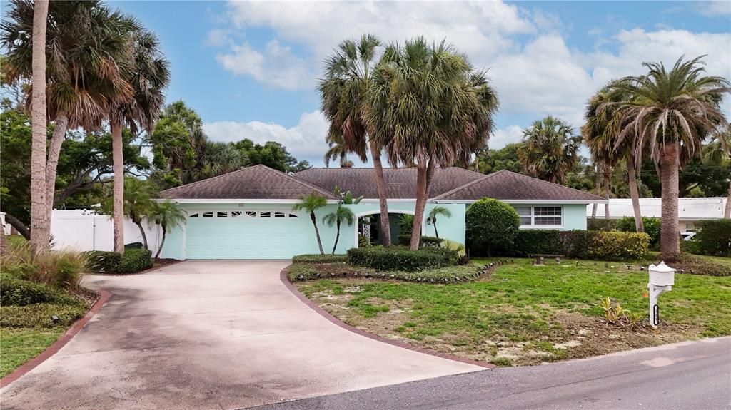 For Sale: $699,000 (3 beds, 2 baths, 2190 Square Feet)