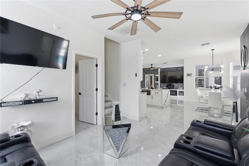 En Venta: $584,900 (5 camas, 4 baños, 2684 Pies cuadrados)