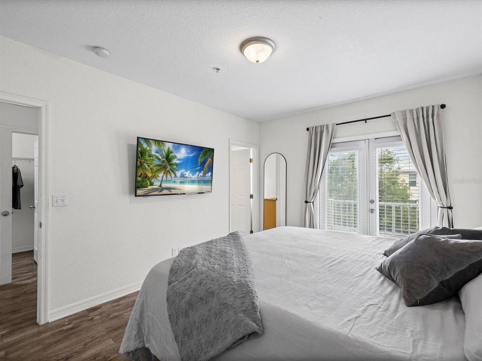 For Sale: $385,000 (2 beds, 2 baths, 1232 Square Feet)