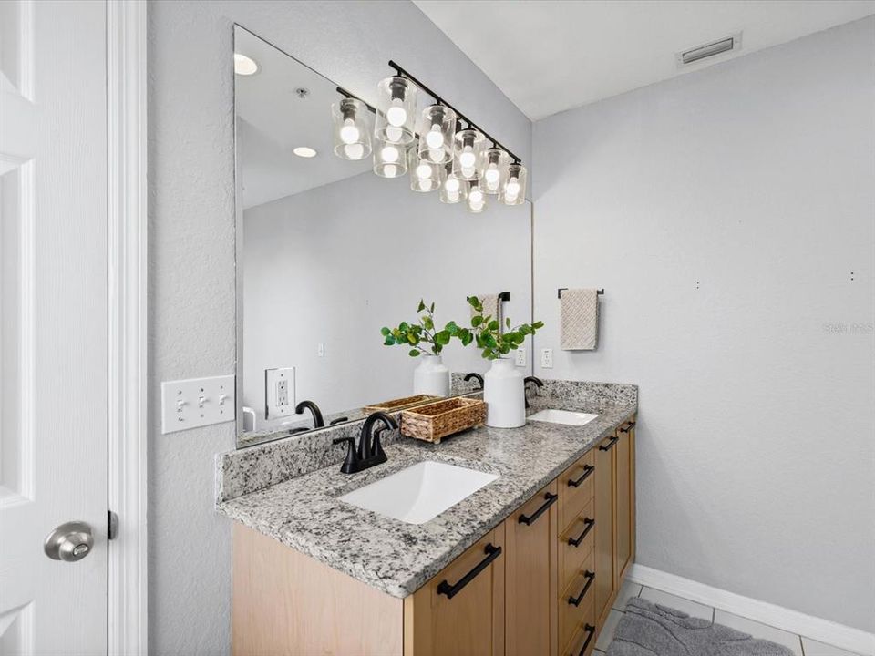 For Sale: $385,000 (2 beds, 2 baths, 1232 Square Feet)