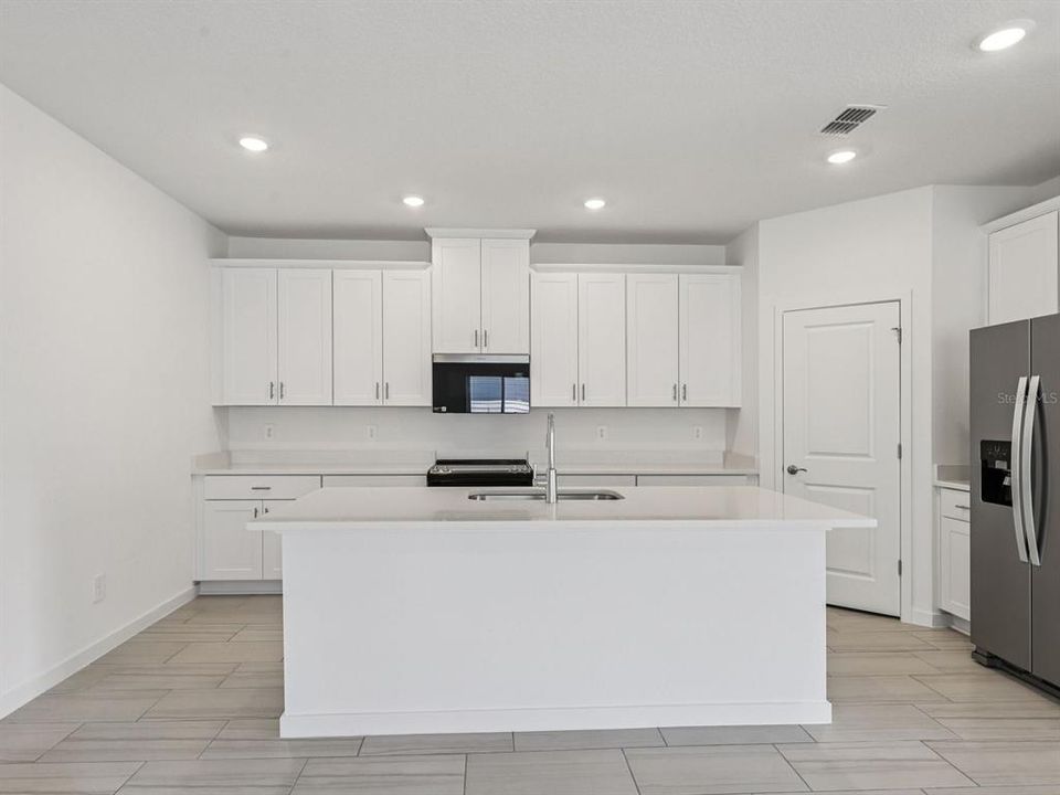 Activo con contrato: $374,990 (4 camas, 3 baños, 1842 Pies cuadrados)